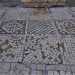 Mentre nella navata centrale si trova un mosaico realizzato con blocchetti di calcare e marmo policromo, risalente allXI-XII secolo